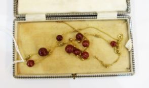 9ct gold and cornelian bead necklace having ribbed beads interspersed with gold chain sections