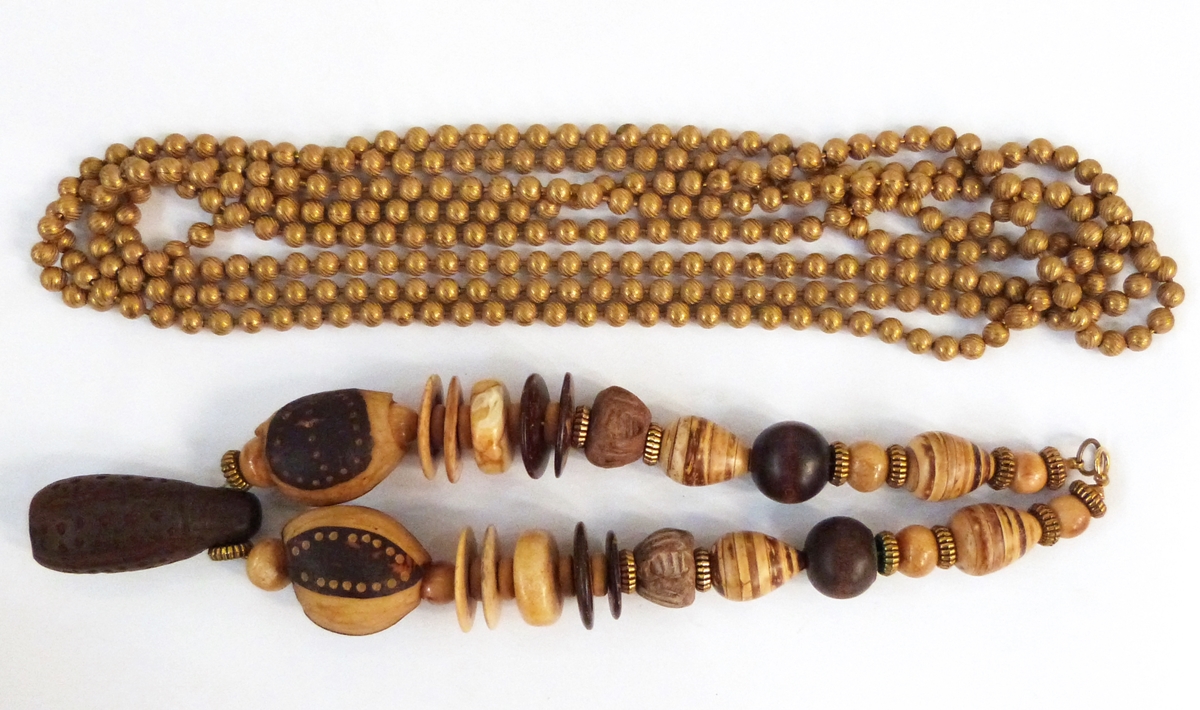 Various Elizabeth Brady, New York vintage necklaces to include African design wood necklaces, - Image 3 of 4