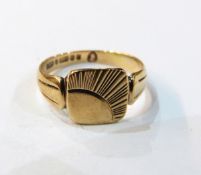 9ct gold signet-style ring with engraved decoration, size L approx, 2.