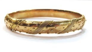Victorian gold-coloured hinged bangle with twisted wire decoration, marked 15, 13.5g approx.