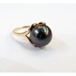 9ct gold ring set with Tahitian-type pearl,