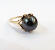 9ct gold ring set with Tahitian-type pearl,