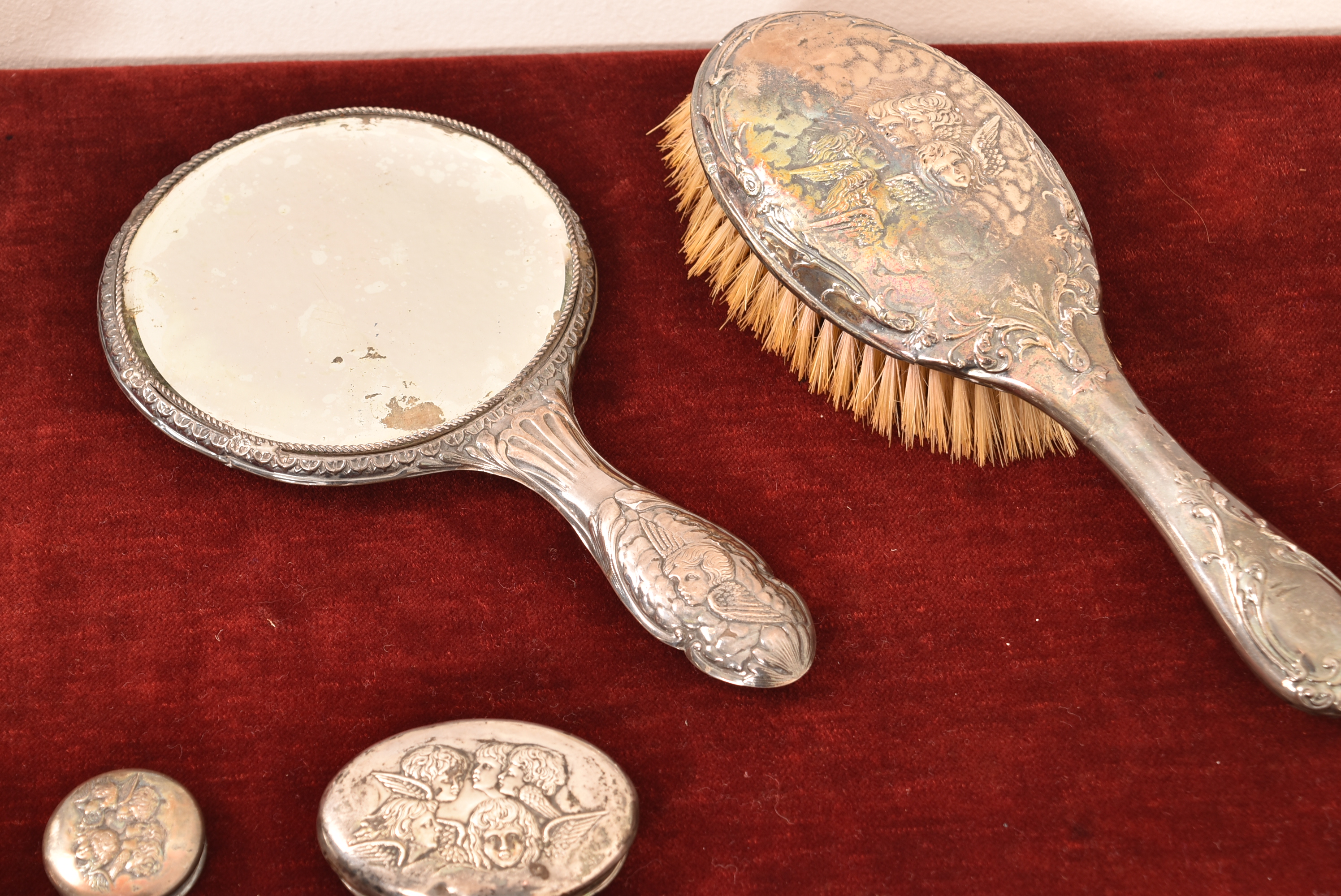 A William Comyns style hallmarked silver dressing table set having cherub detail in relief - Bild 6 aus 7
