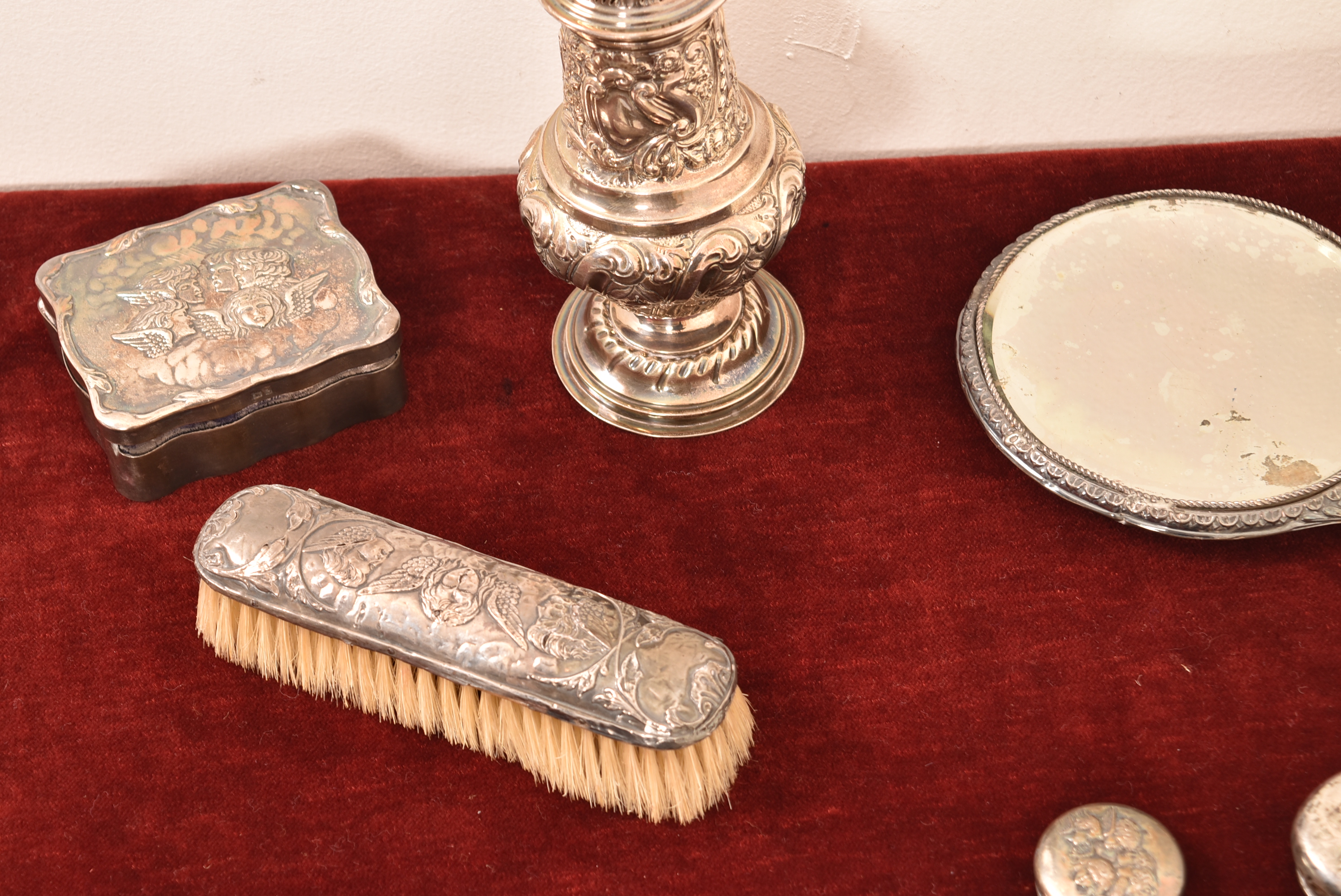 A William Comyns style hallmarked silver dressing table set having cherub detail in relief - Bild 5 aus 7