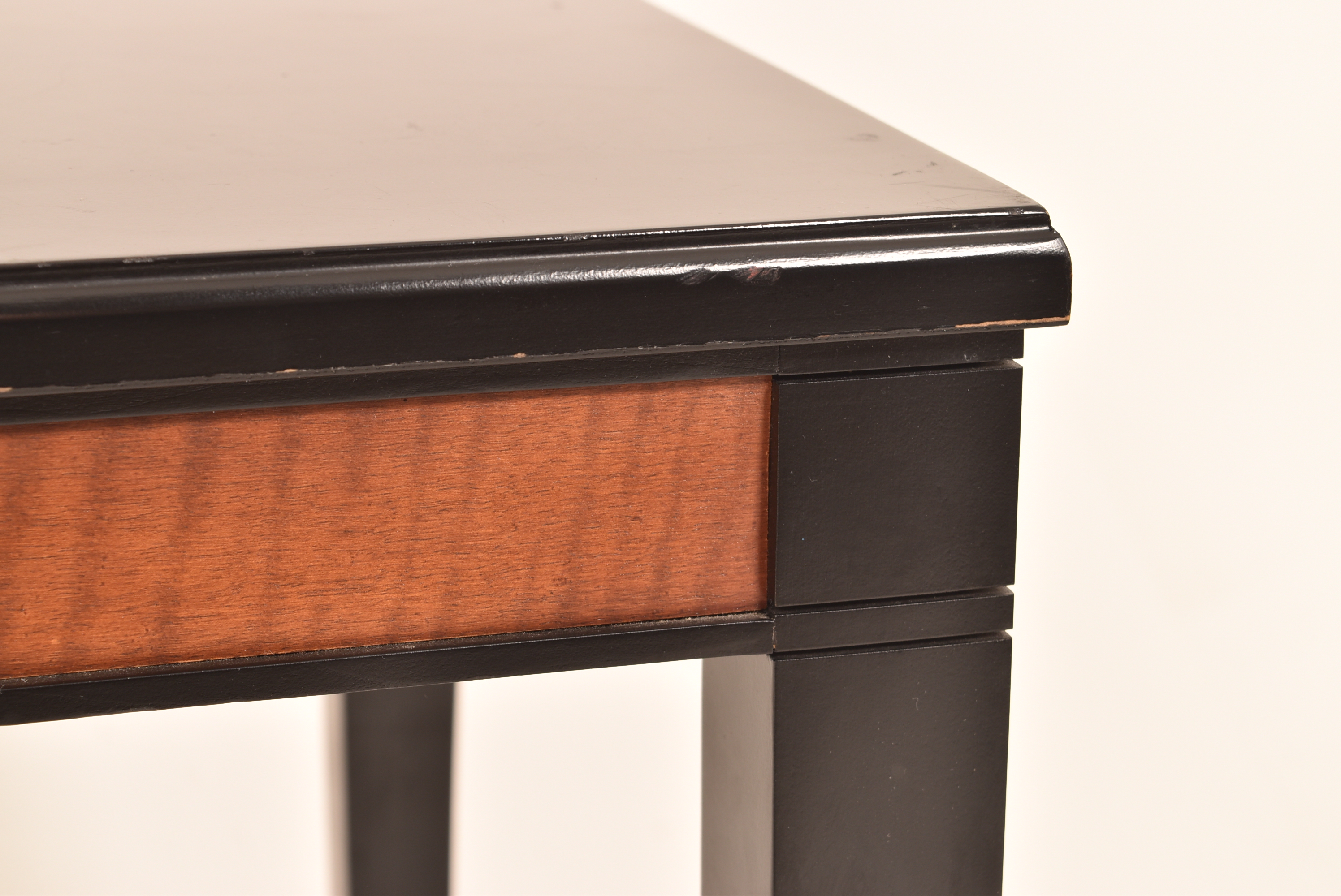 A contemporary ebonised side table, havi - Bild 4 aus 4