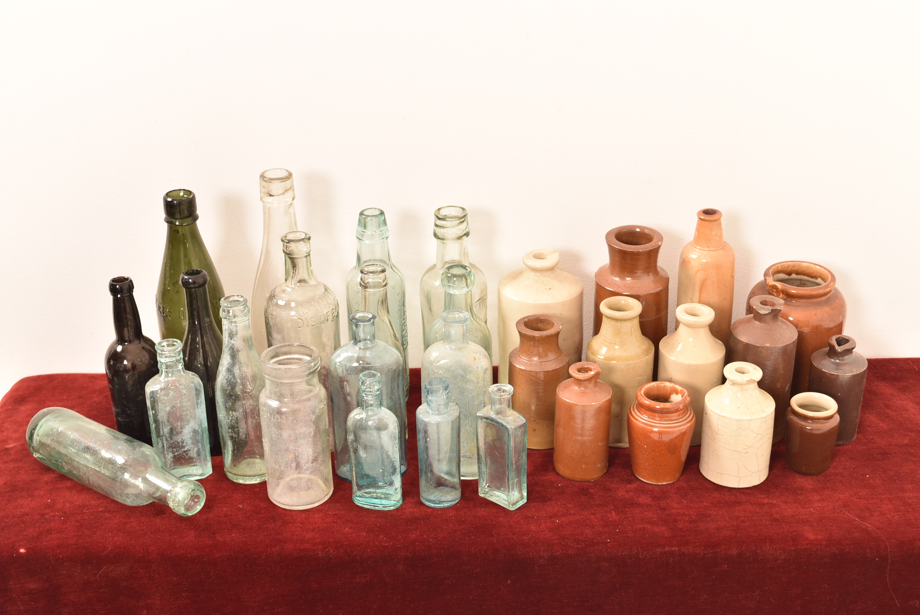 A collection of antique bottles and flas - Bild 2 aus 4