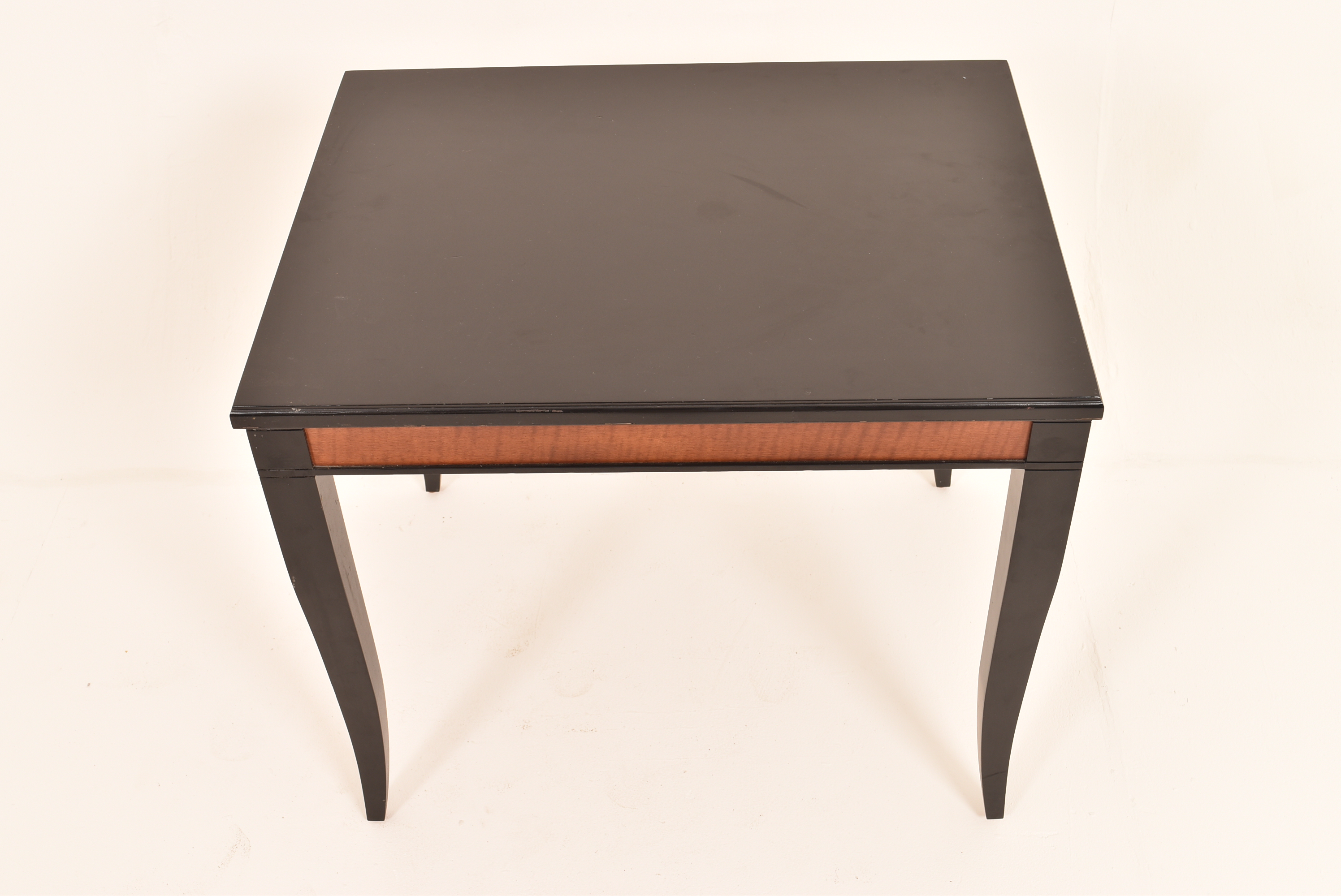 A contemporary ebonised side table, havi - Bild 3 aus 4