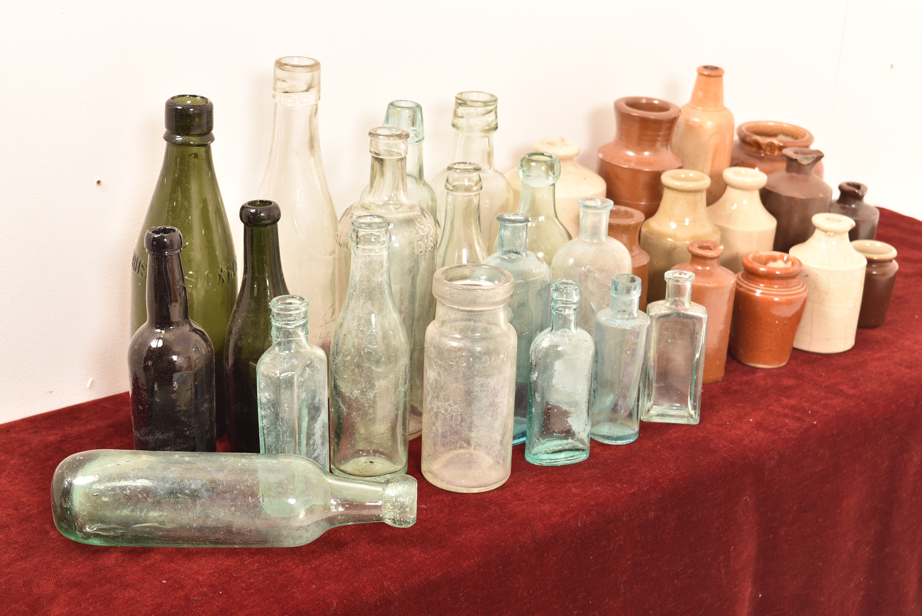 A collection of antique bottles and flas - Bild 3 aus 4