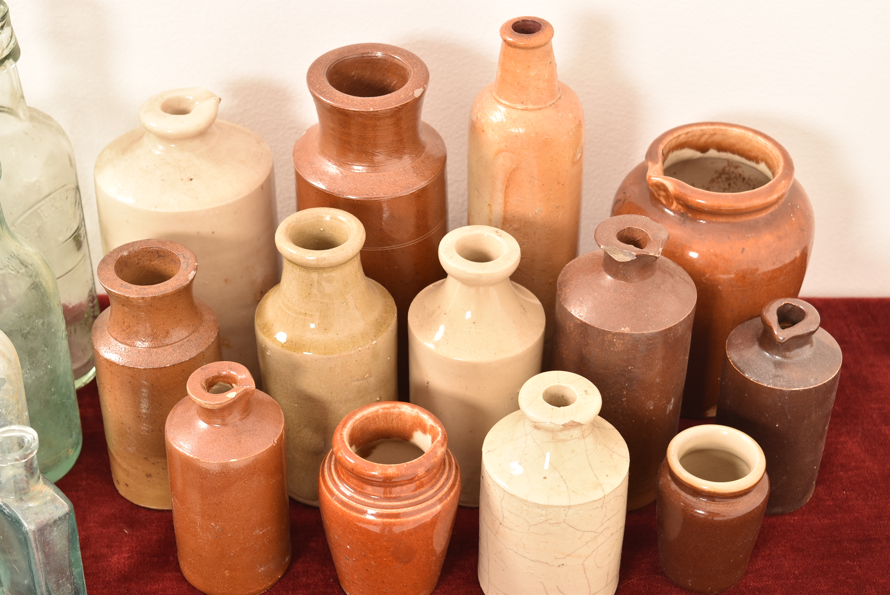 A collection of antique bottles and flas - Bild 4 aus 4