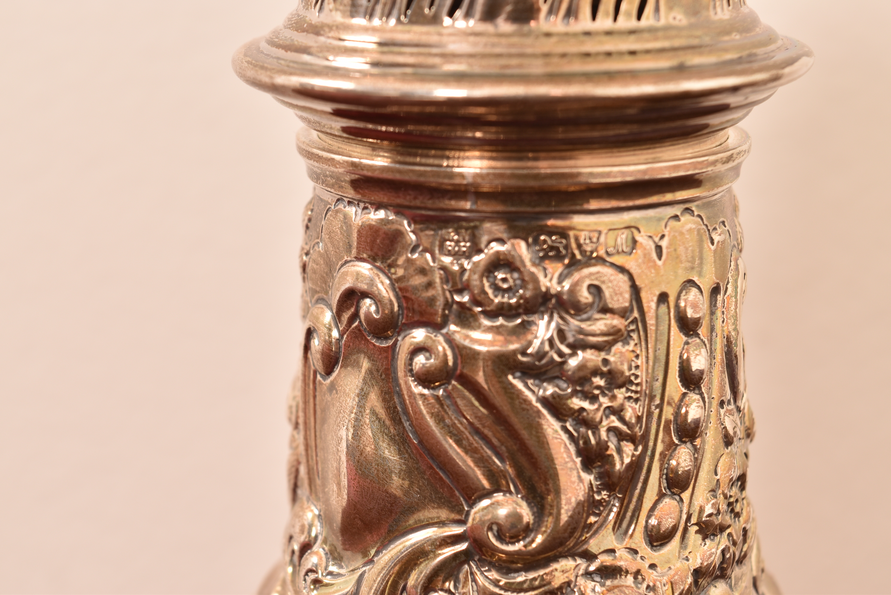 A William Comyns style hallmarked silver dressing table set having cherub detail in relief - Bild 3 aus 7