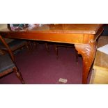 Dining table, walnut Queen Anne style qu