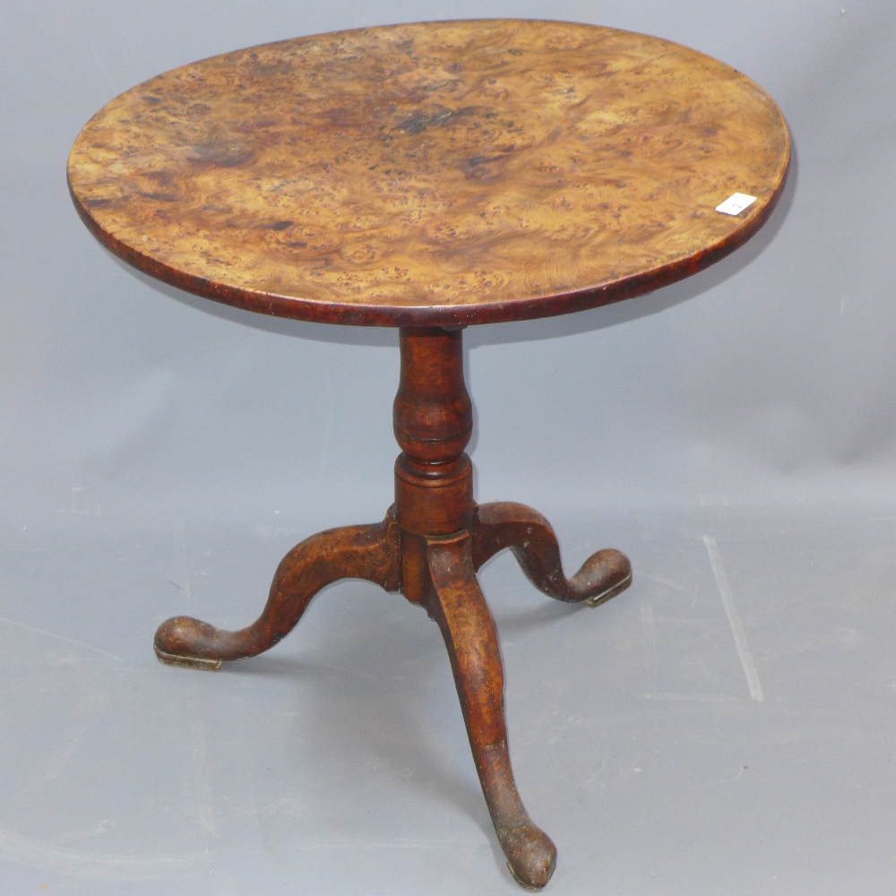 A Georgian burr elm circular occasional table raised on tripod supports, - Bild 2 aus 2