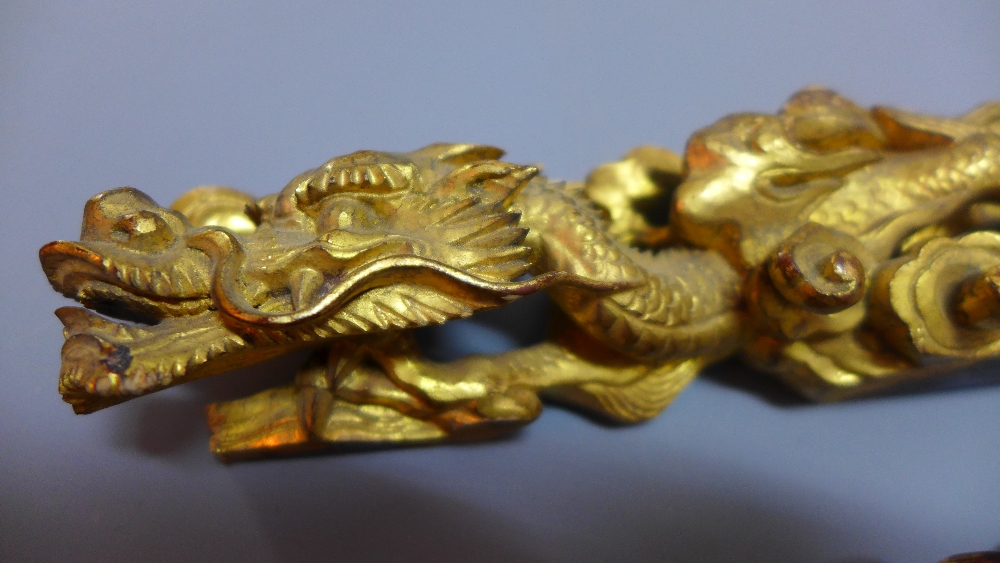 A pair of Chinese giltwood carvings depicting a dragon and a phoenix W 34cm - Bild 2 aus 2