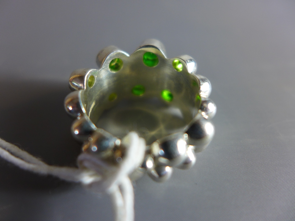 A nobbly silver ring set with diopside stones. - Image 2 of 2