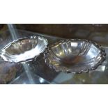 A pair of early 20th Century Sheffield silver dishes with scallop rims and dated 1920 (6oz)