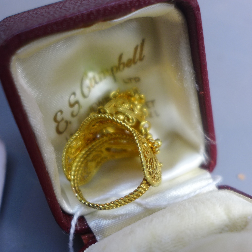 An Indian yellow metal ring, filigree design, - Image 2 of 2
