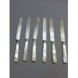 A boxed set of Georgian silver bladed knives with mother of pearl handles, Sheffield.