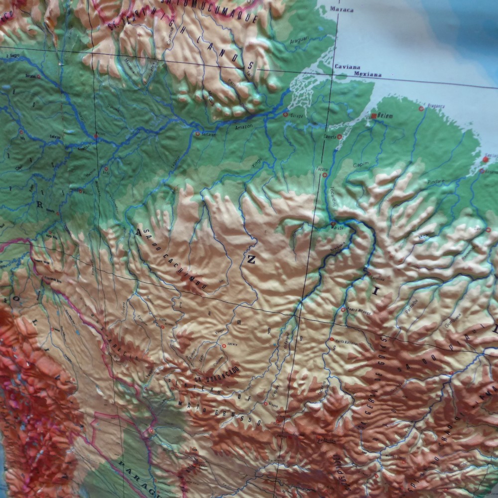 A 20th Century apocrathy raised map of South America - Bild 2 aus 2