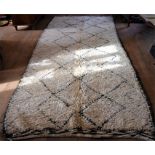 Moroccan vintage Berber Beni Ouarain rug comprising geometric pattern and abstract elements.