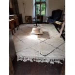 Moroccan Berber Beni Ouarain Ivory rug with geometric desig