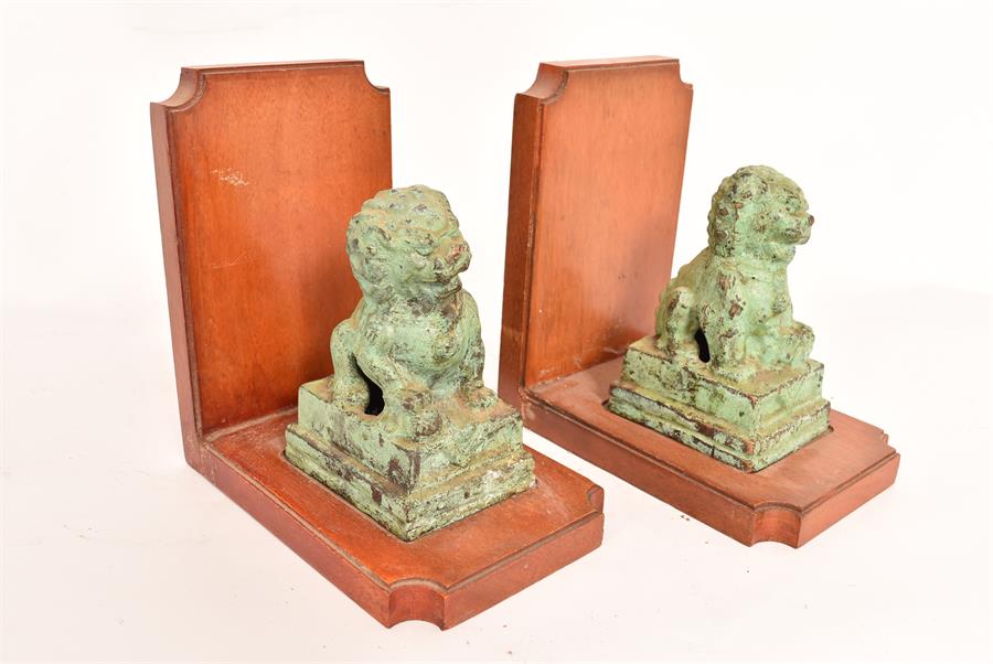 A pair of mahogany bookends with bronze Dogs of Fo decoration - Image 4 of 4