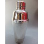 An early 20th Century French silver plated cocktail shaker. H-22cm.