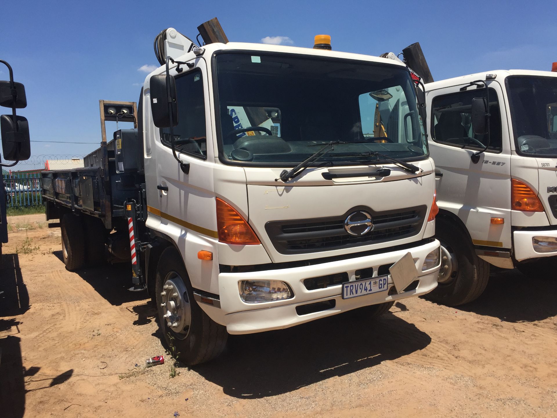 2006 TOYOTA HINO 15-257 D/SIDE WITH CRANE - (TRV941GP)