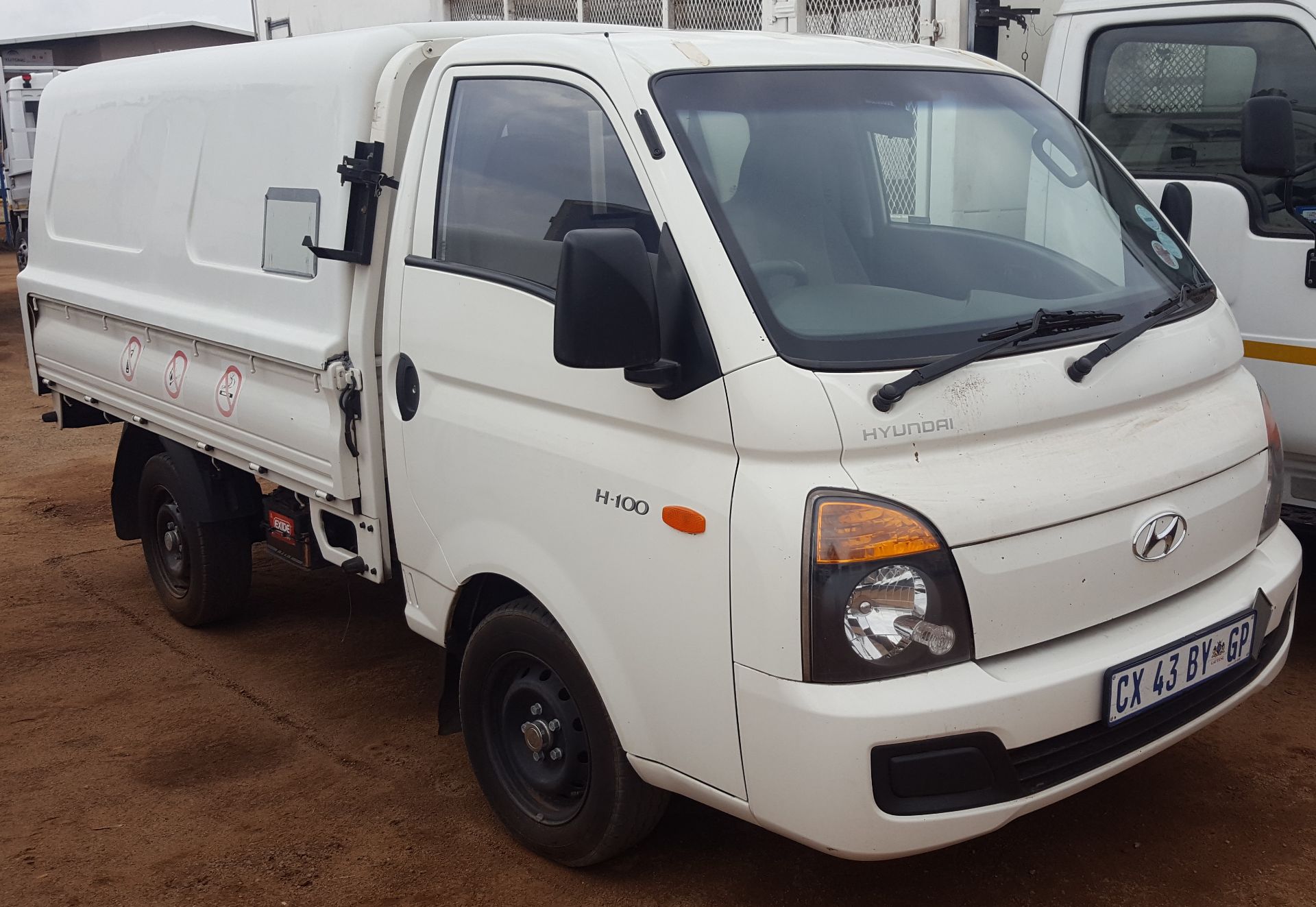 2014 HYUNDAI H100 D/SIDE WITH CANOPY - (CX43BYGP)