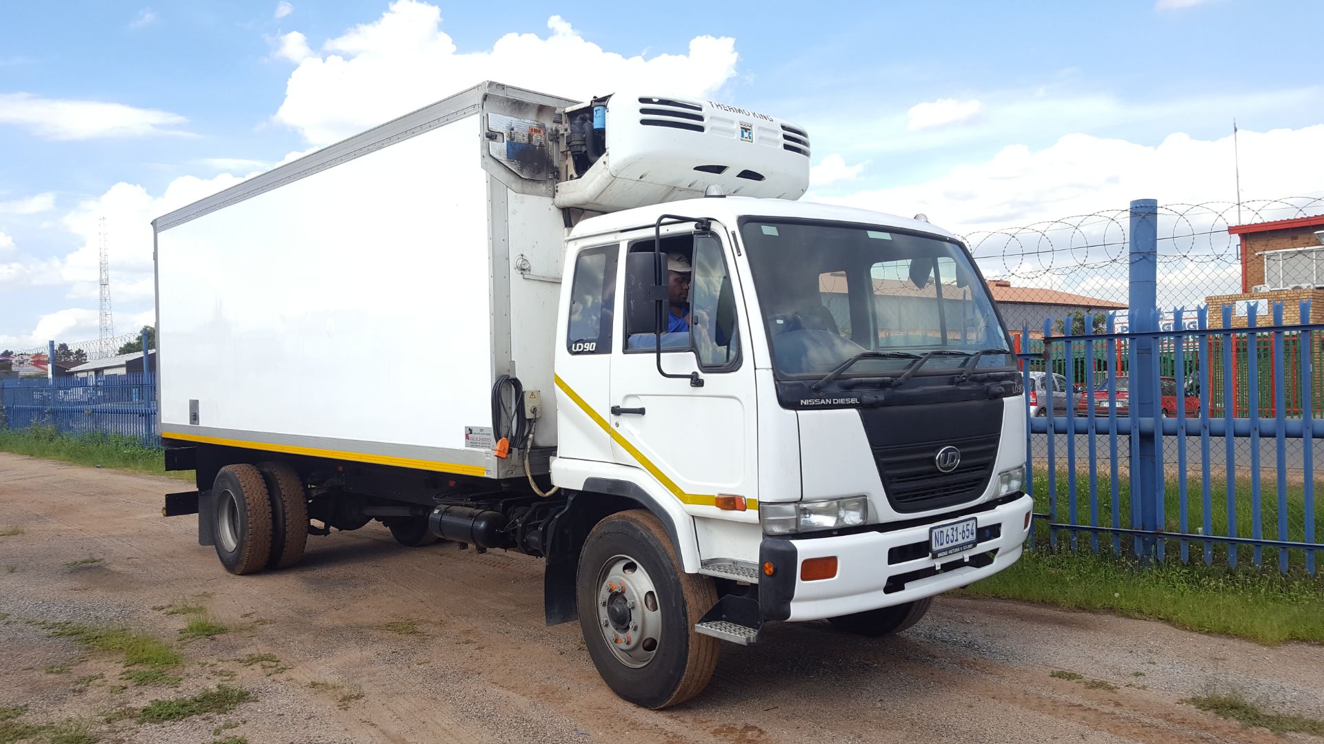 2005 NISSAN UD90 REEFER - (ND631654)