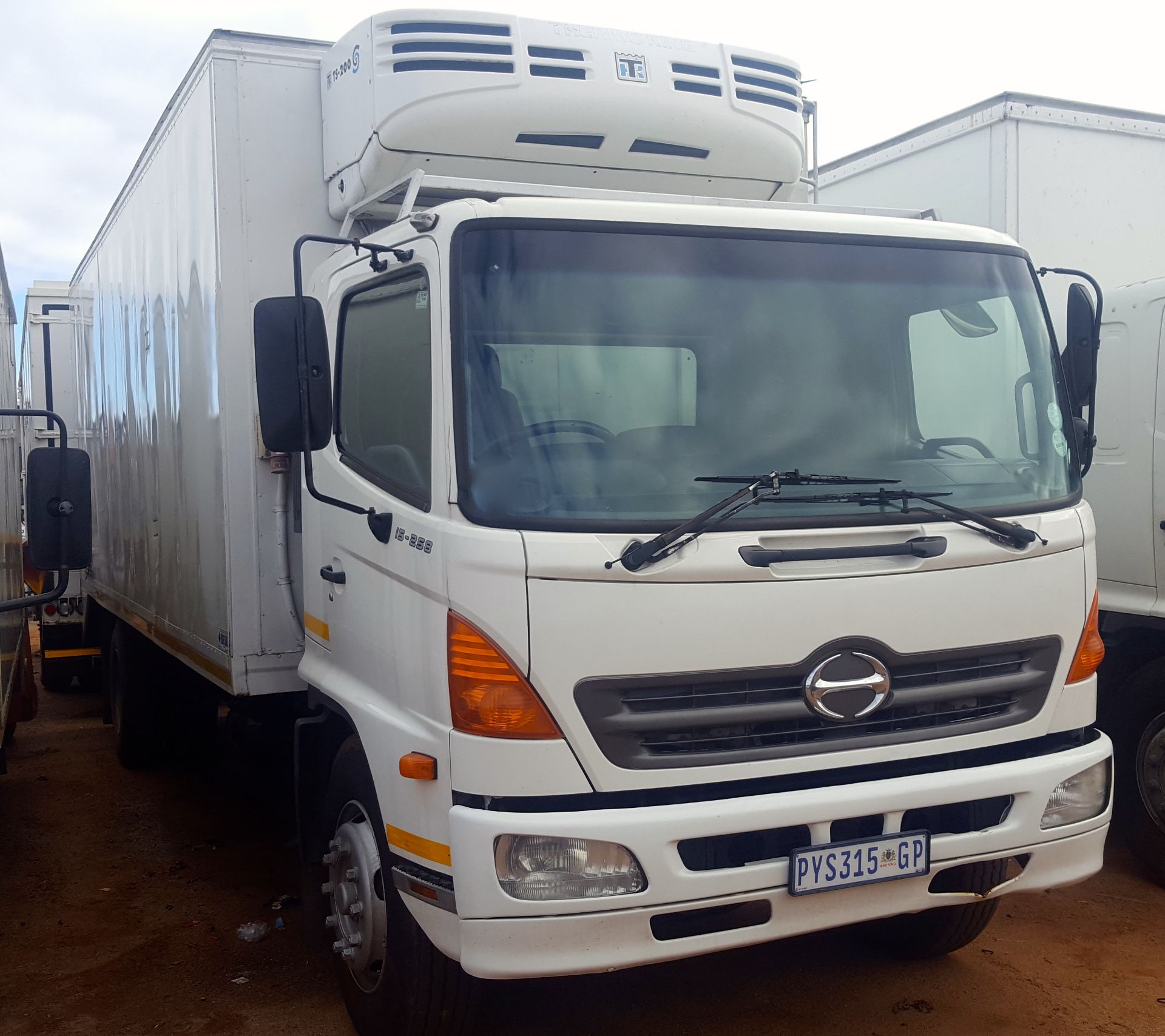 2004 TOYOTA HINO 15-258 REEFER - (PYS315GP)