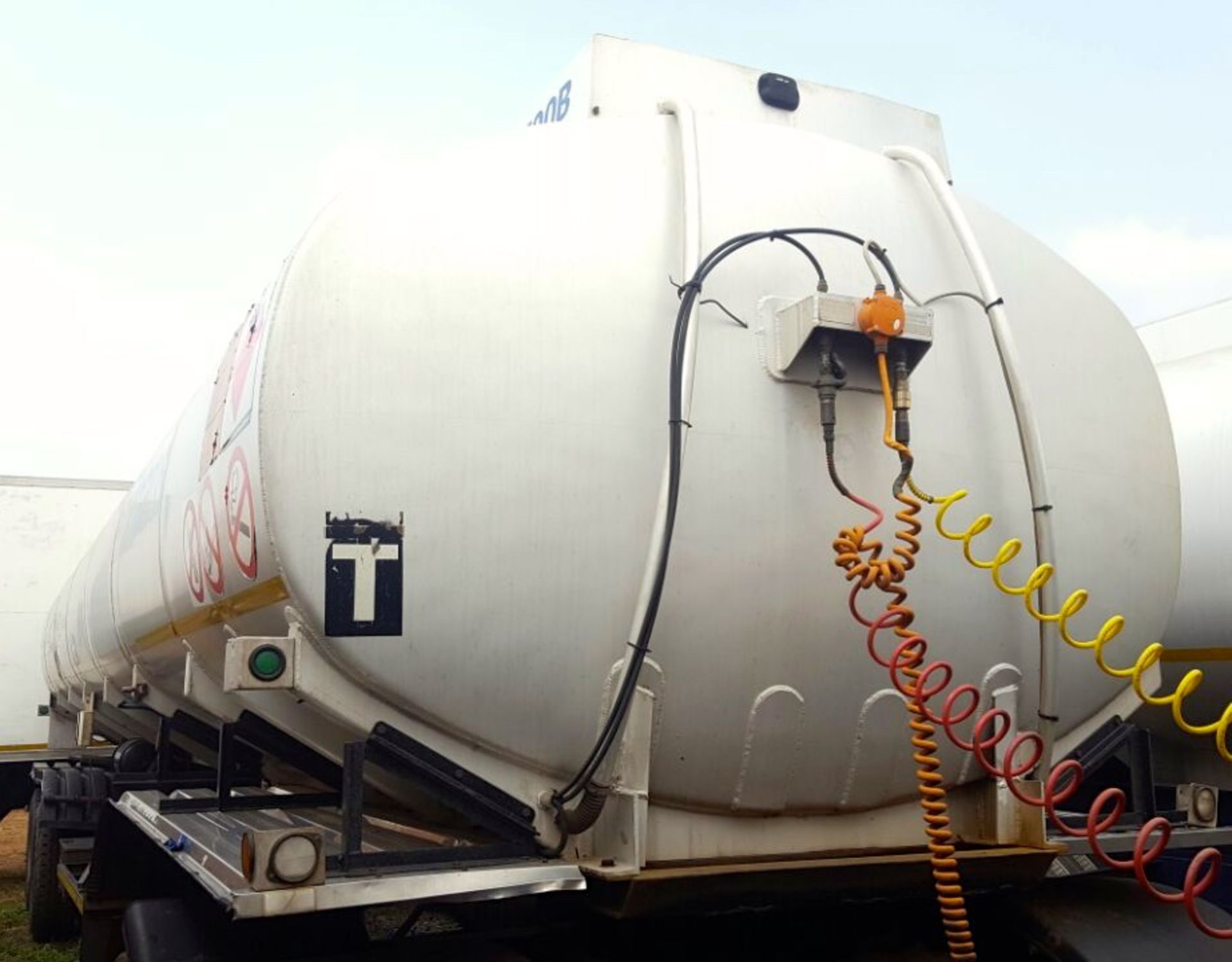 2000 TTM INTERLINK ALUMINIUM JET FUEL TANKER TRAILER - (KRJ299/304GP) - Image 7 of 8