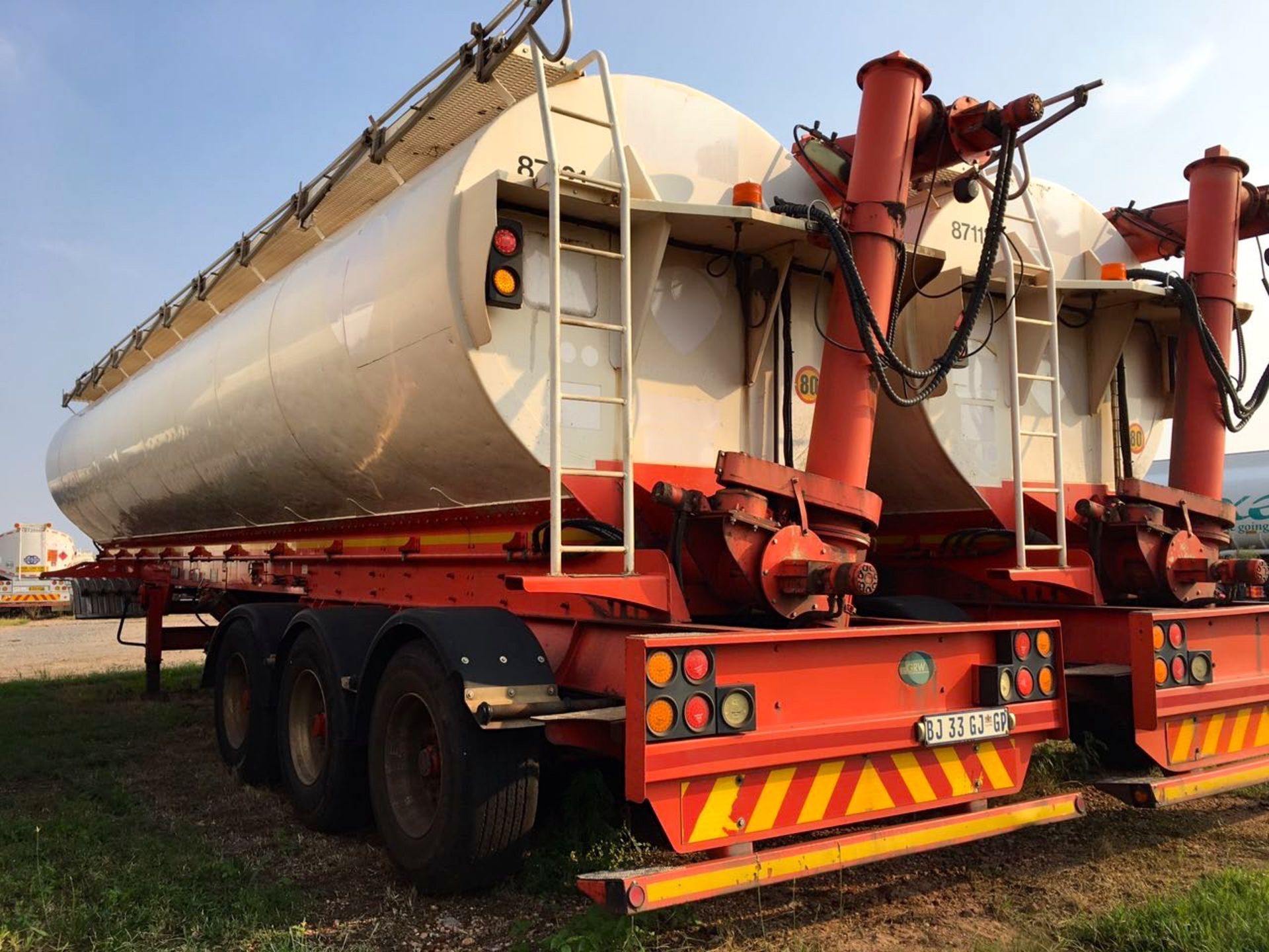 2011 TEE TRI-AXLE AUGER BULKER TANKER TRAILER - (BJ33GJGP) (LOCATION: TULISA PARK) - (STC) - Image 2 of 5