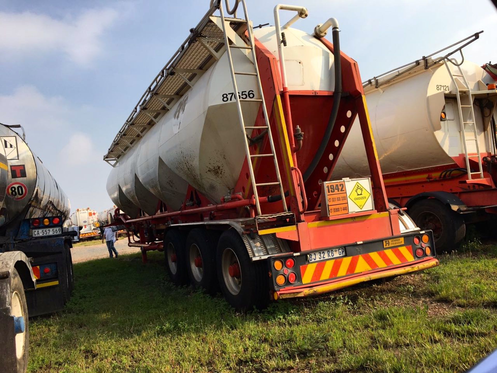 2011 HENRED TRI-AXLE DRY BULK TANKER TRAILER WITH BLOWER - (BJ32RBGP)(LOCATION: TULISA PARK) - (STC) - Image 4 of 5