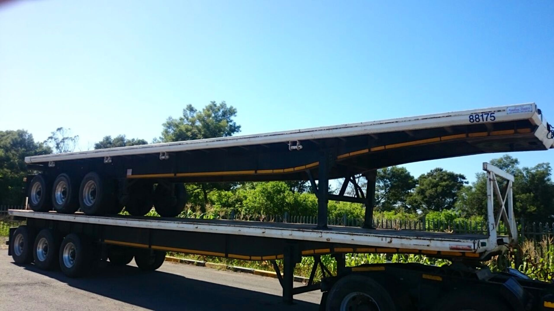 2014 ROADHOG TRI-AXLE FLAT DECK TRAILER - (HKC407EC) - (LOCATION: EAST LONDON)