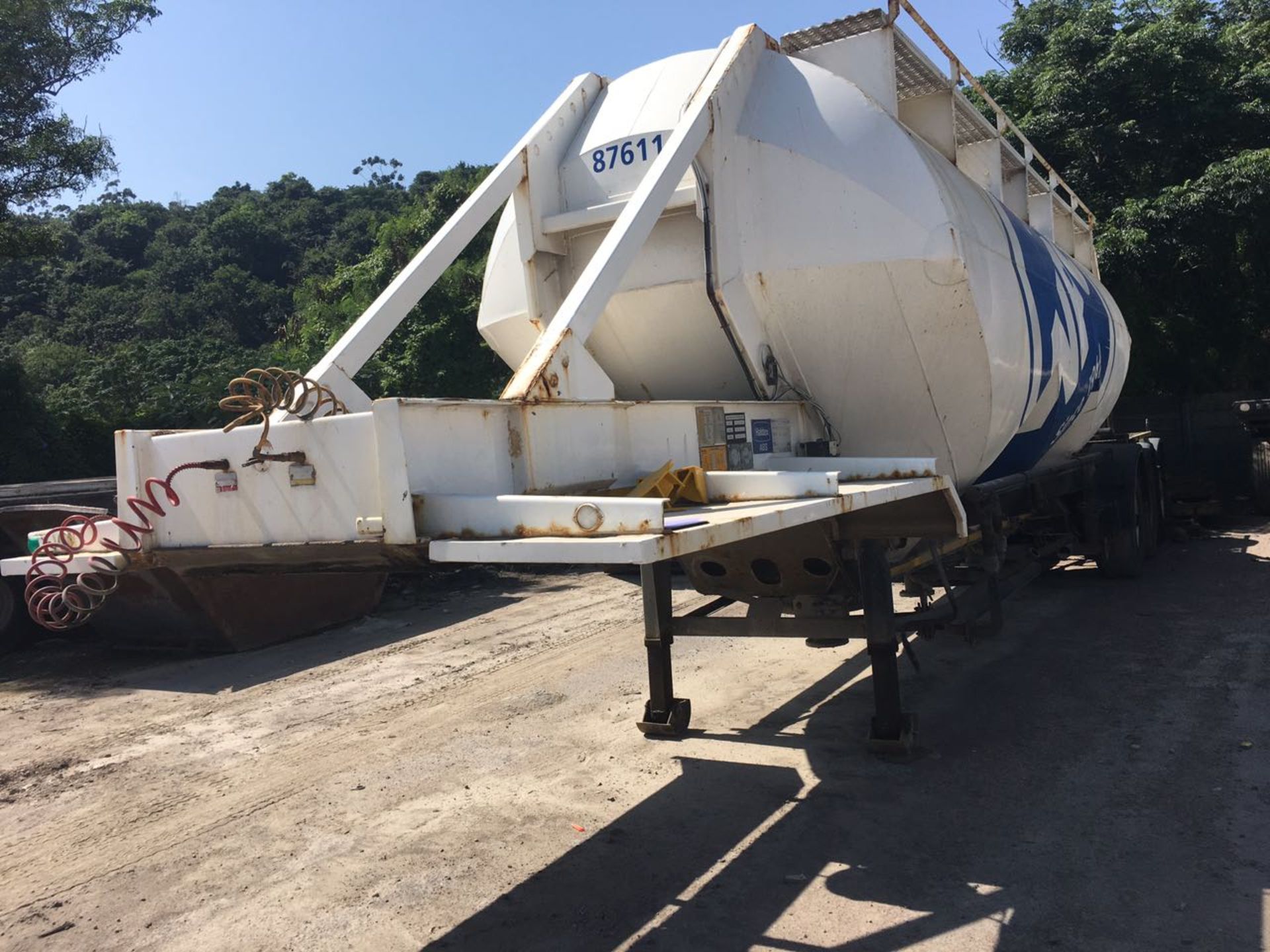 2007 HENRED TRI-AXLE BULK CEMENT TANKER 35 CUBE - (ND339258) (LOCATION:KZN) SUBJECT TO CONFIRMATION - Image 2 of 4