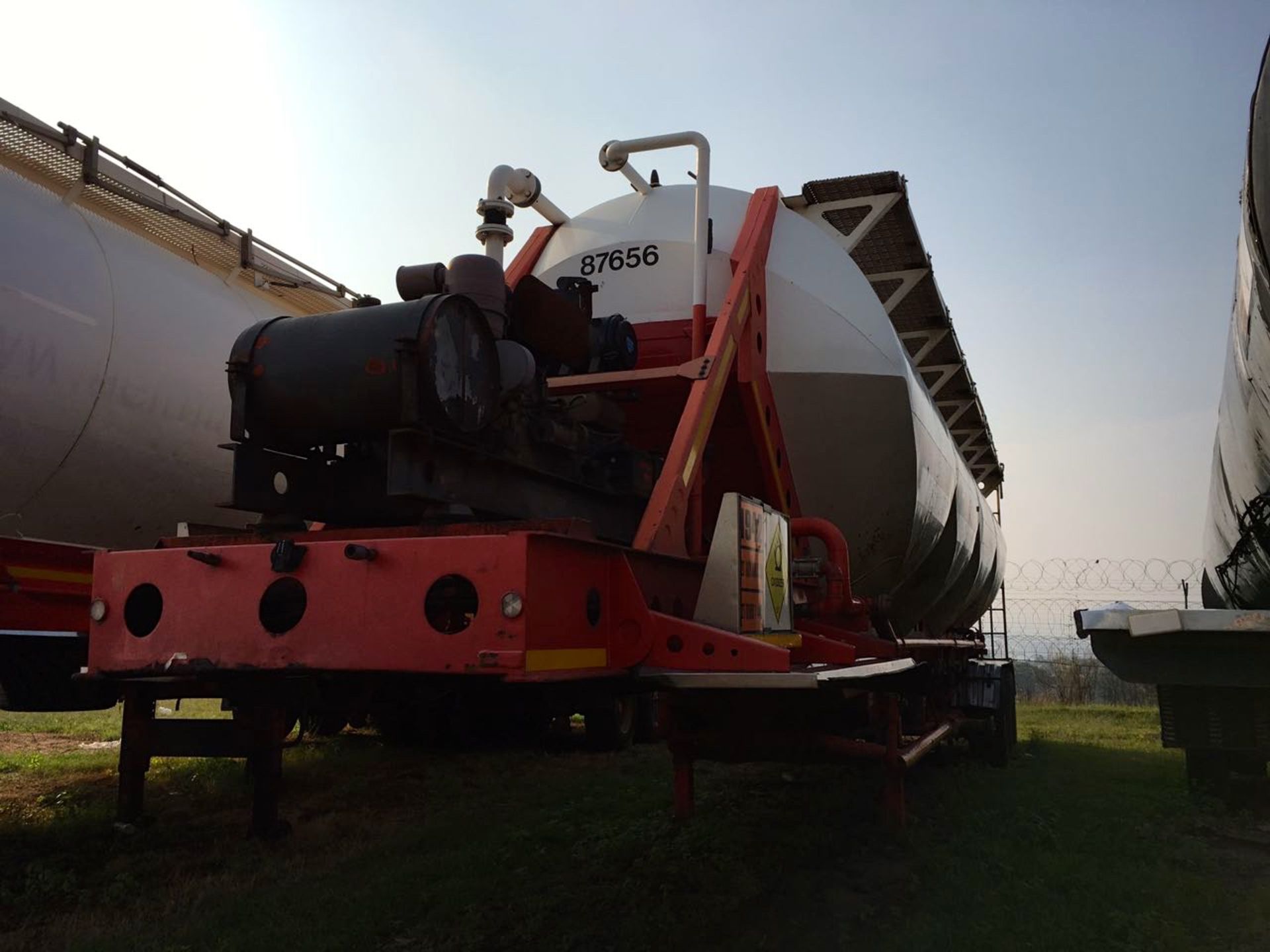 2011 HENRED TRI-AXLE DRY BULK TANKER TRAILER WITH BLOWER - (BJ32RBGP)(LOCATION: TULISA PARK) - (STC)