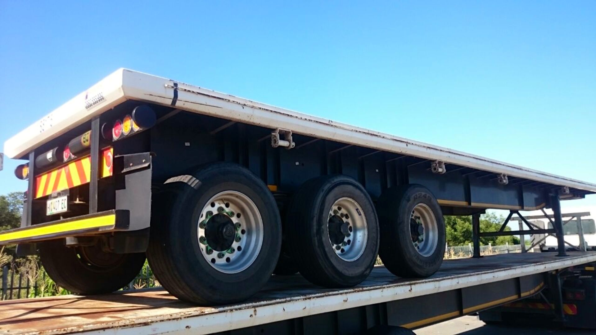 2014 ROADHOG TRI-AXLE FLAT DECK TRAILER - (HKC407EC) - (LOCATION: EAST LONDON) - Image 5 of 5