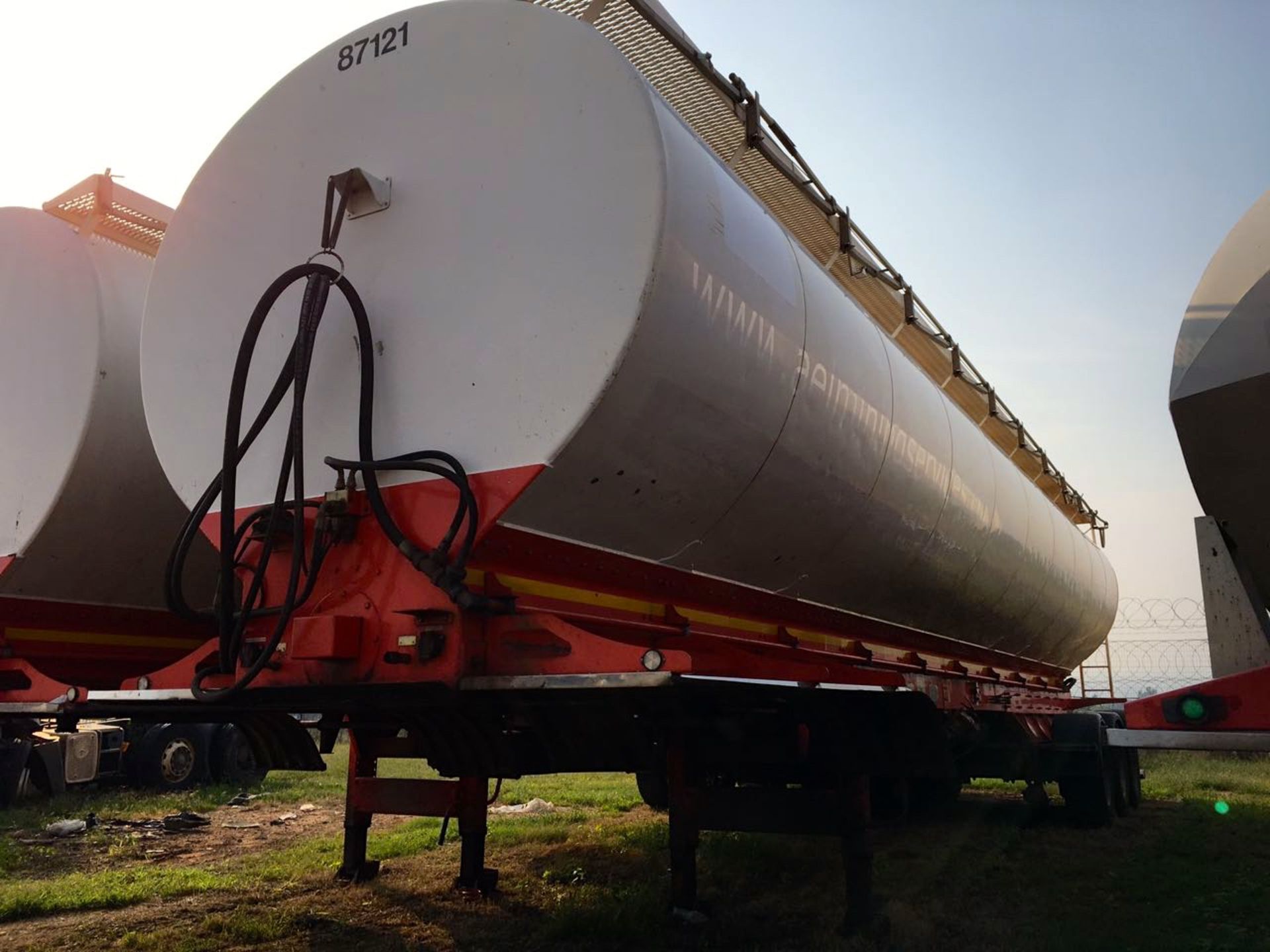 2011 TEE TRI-AXLE AUGER BULKER TANKER TRAILER - (BJ33GJGP) (LOCATION: TULISA PARK) - (STC)