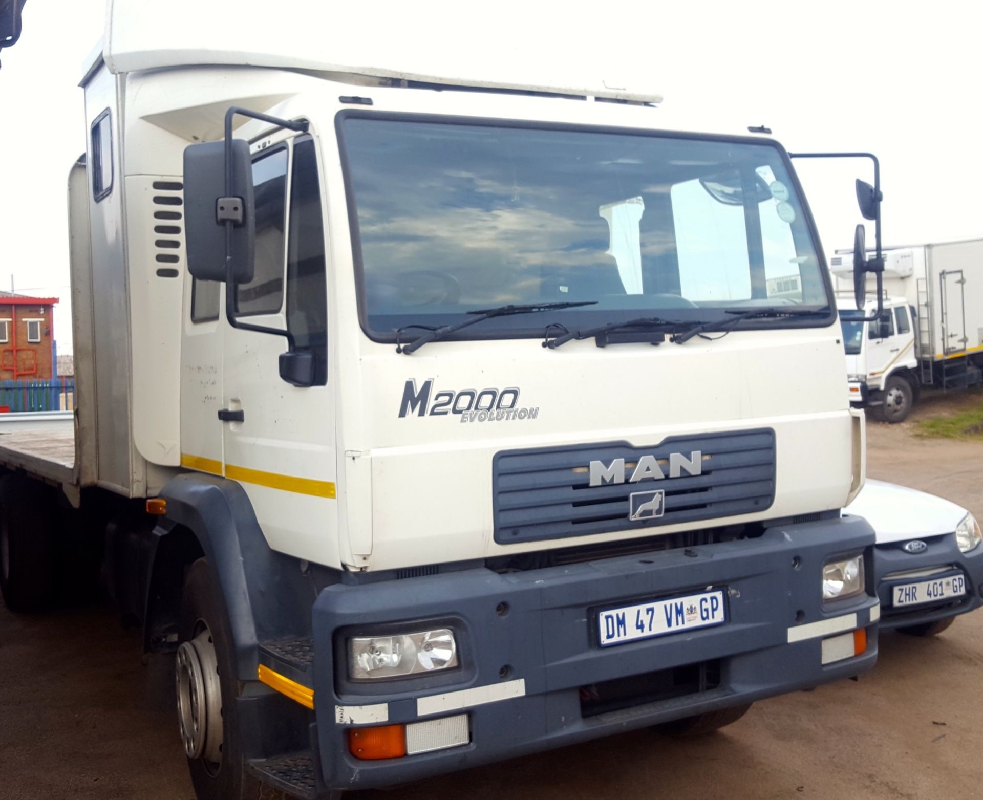 2005 MAN 18-284 CREW CAB F/DECK WITH CONTAINER LOCKS - (DM47VMGP)