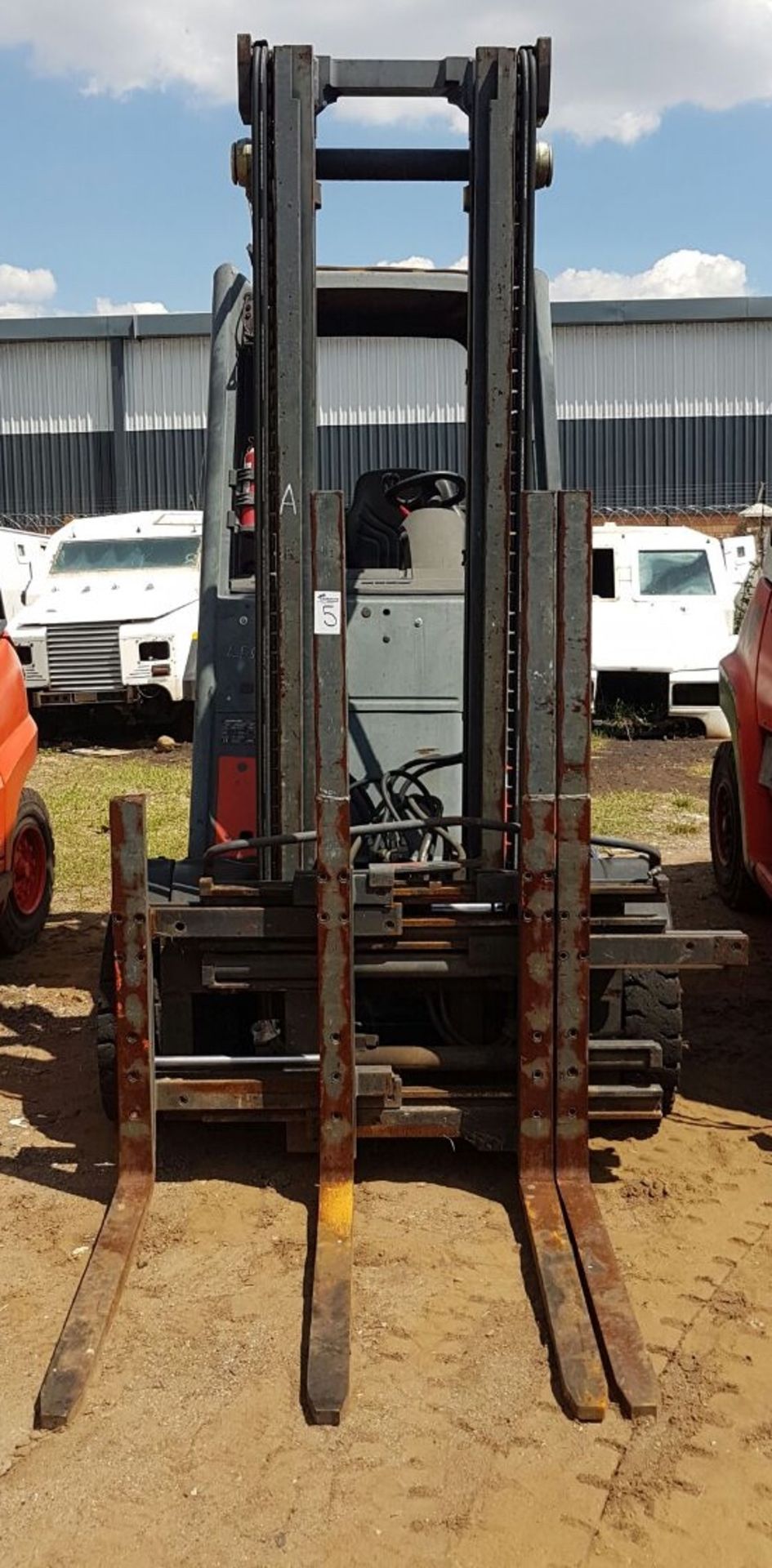 2011 LINDE H50D 5 TON DIESEL FORKLIFT (11,427 HOURS - HOURS NOT GUARANTEED BY AUCTIONEER) - (STC)