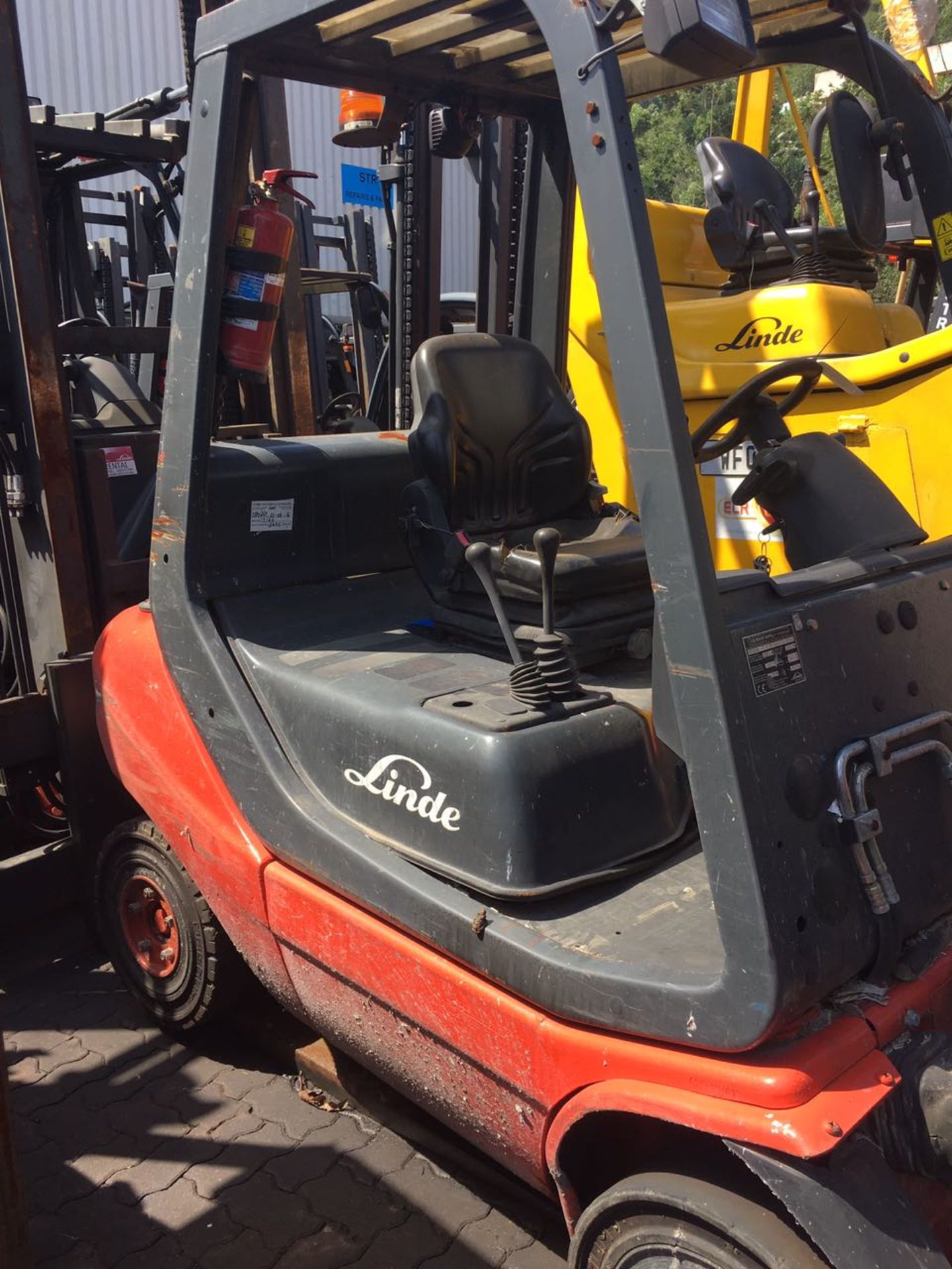2010 LINDE H25D 2.5 TON DIESEL FORKLIFT (13,679 HOURS - HOURS NOT GUARANTEED BY AUCTIONEER) - (KZN) - Image 3 of 3