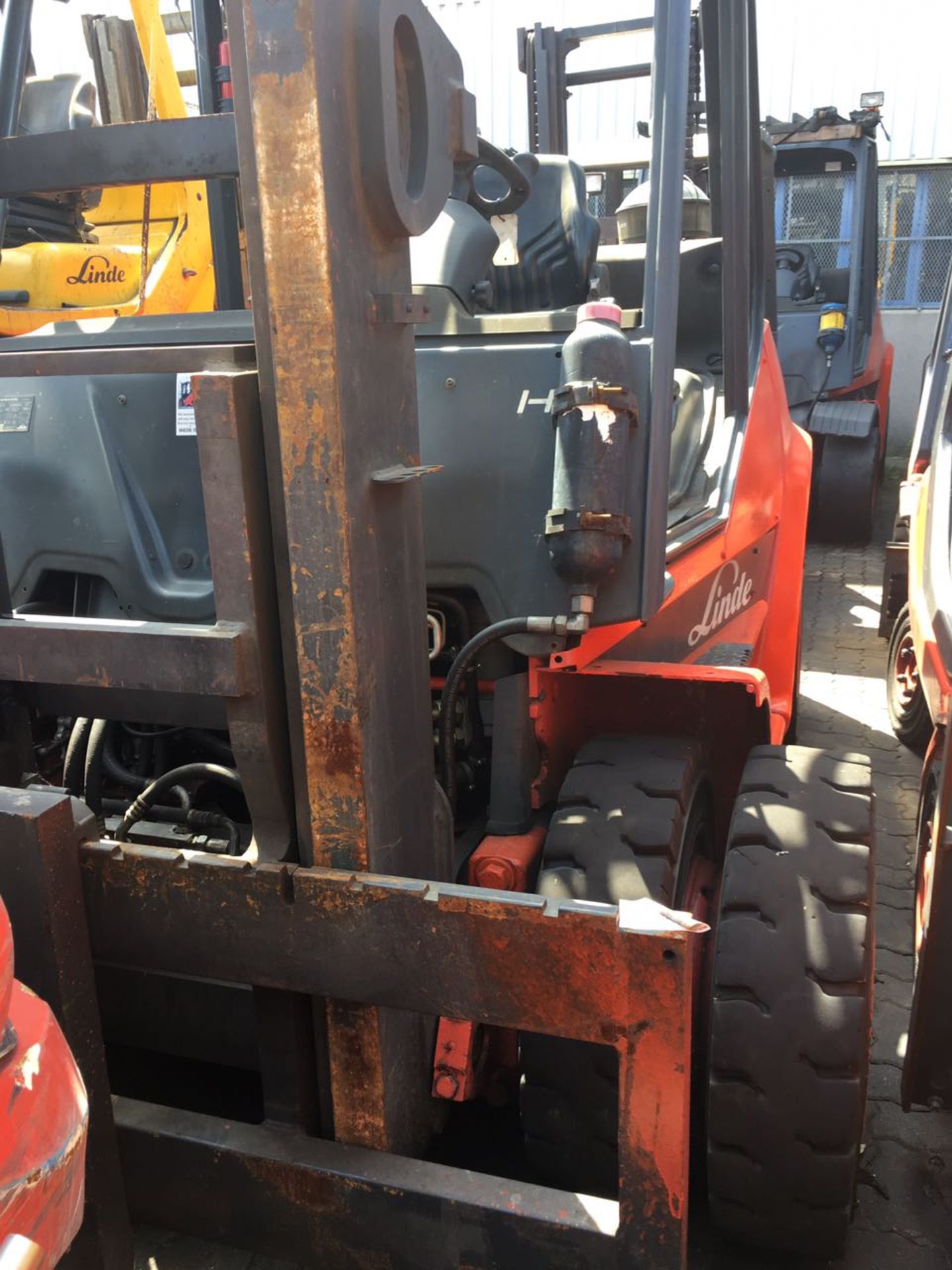 2011 LINDE H80D 8 TON DIESEL FORKLIFT (12,901 HOURS - HOURS NOT GUARANTEED BY AUCTIONEER) - (KZN) - Image 3 of 6