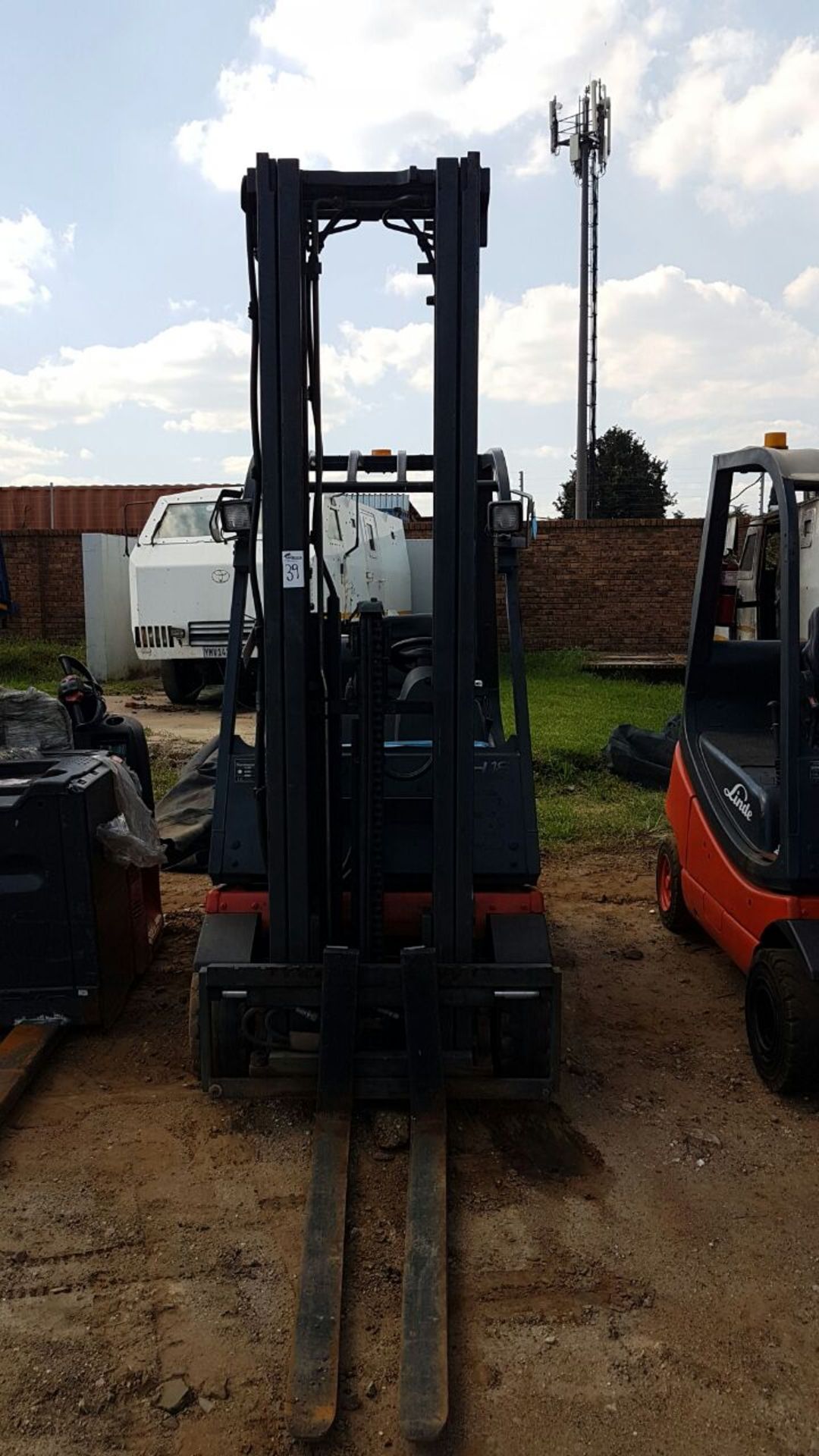 2009 LINDE H18D 1.8 TON DIESEL FORKLIFT (15,381 HOURS - HOURS NOT GUARANTEED BY AUCTIONEER) - (JHB)