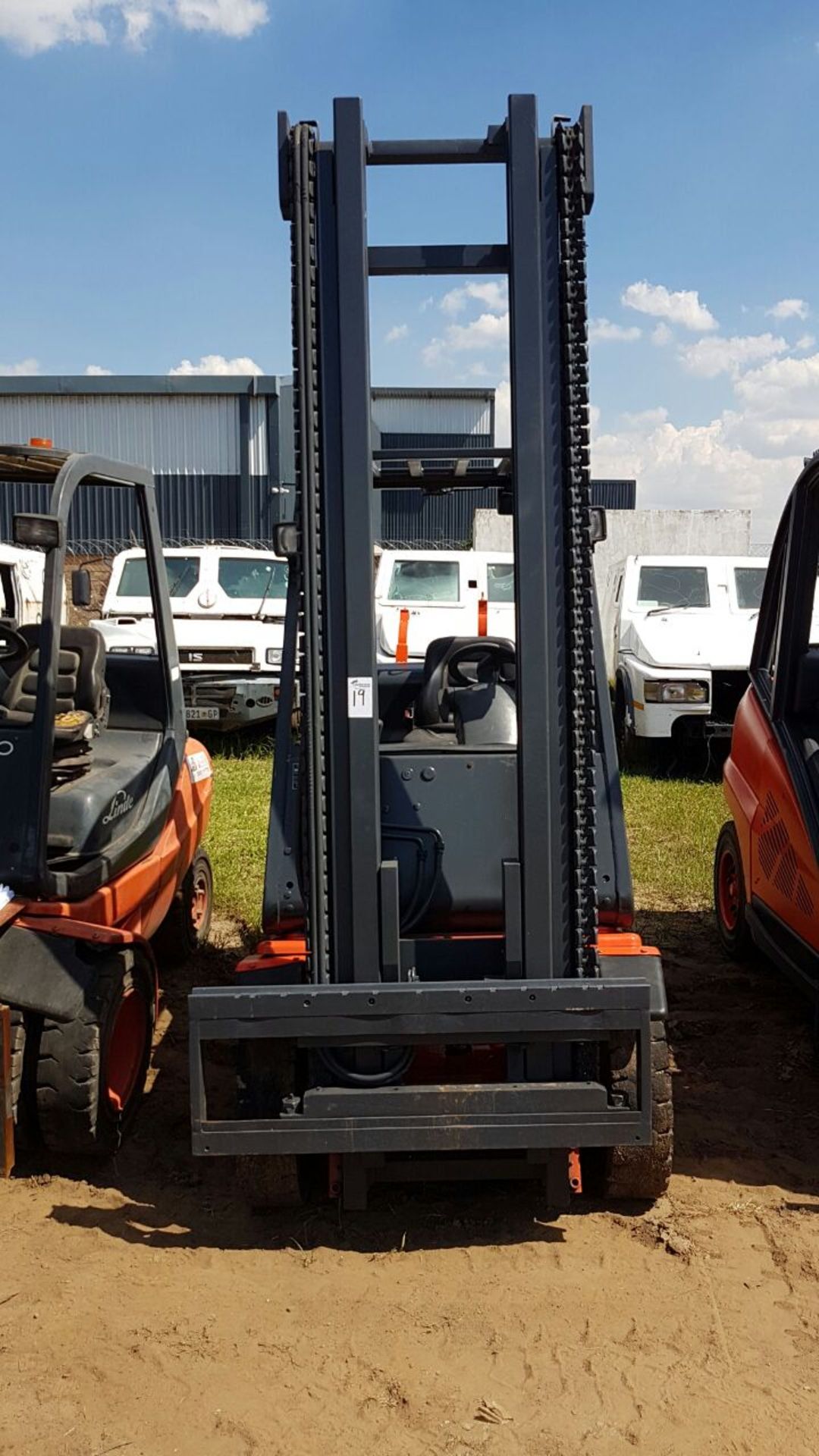 2009 LINDE H25T 2.5 TON GAS FORKLIFT (5,077 - HOURS NOT GUARANTEED BY AUCTIONEER) C1X351Z50051 (JHB)