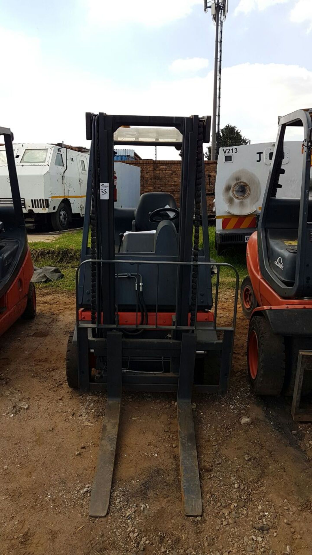2011 LINDE H18D 1.8 TON DIESEL FORKLIFT (14,448 HOURS - HOURS NOT GUARANTEED BY AUCTIONEER) - (JHB)