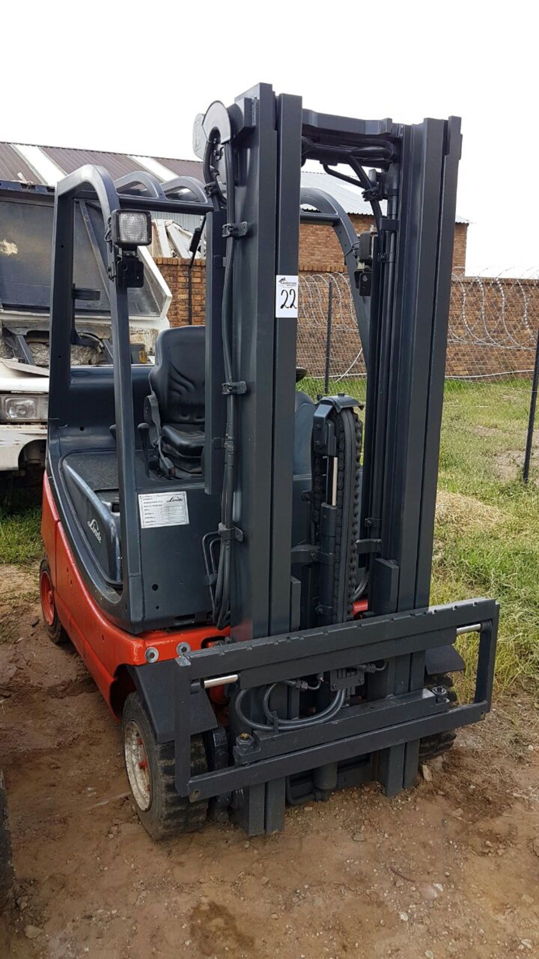 2011 LINDE H18D 1.8 TON DIESEL FORKLIFT (8,214 HOURS-HOURS NOT GUARANTEED BY AUCTIONEER)C1X350A00200 - Image 3 of 3