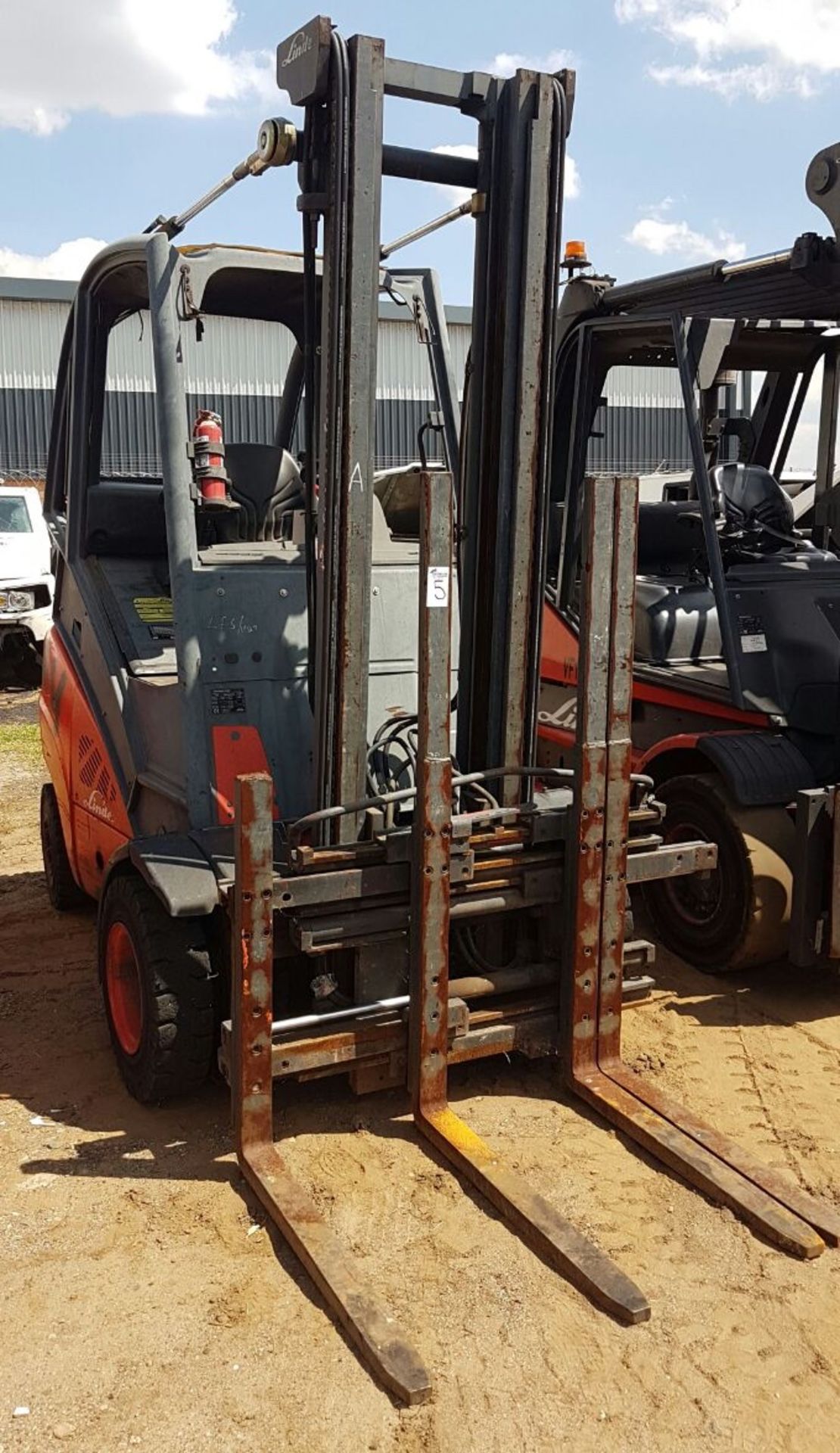 2011 LINDE H50D 5 TON DIESEL FORKLIFT (11,427 HOURS - HOURS NOT GUARANTEED BY AUCTIONEER) - (STC) - Image 3 of 4