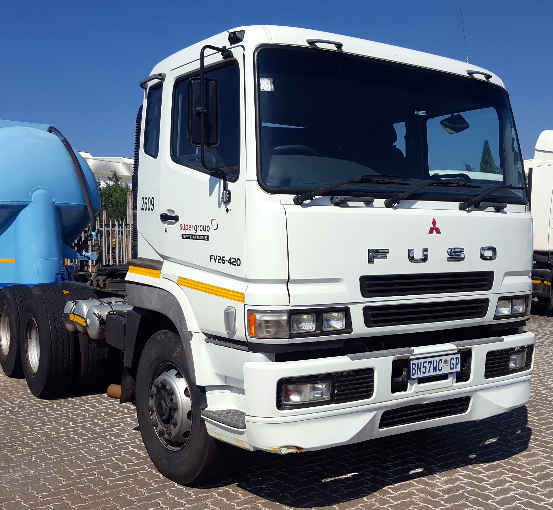 2011 MITSUBISHI FUSO FV26-420 6X4 T/T - (BN57WCGP)