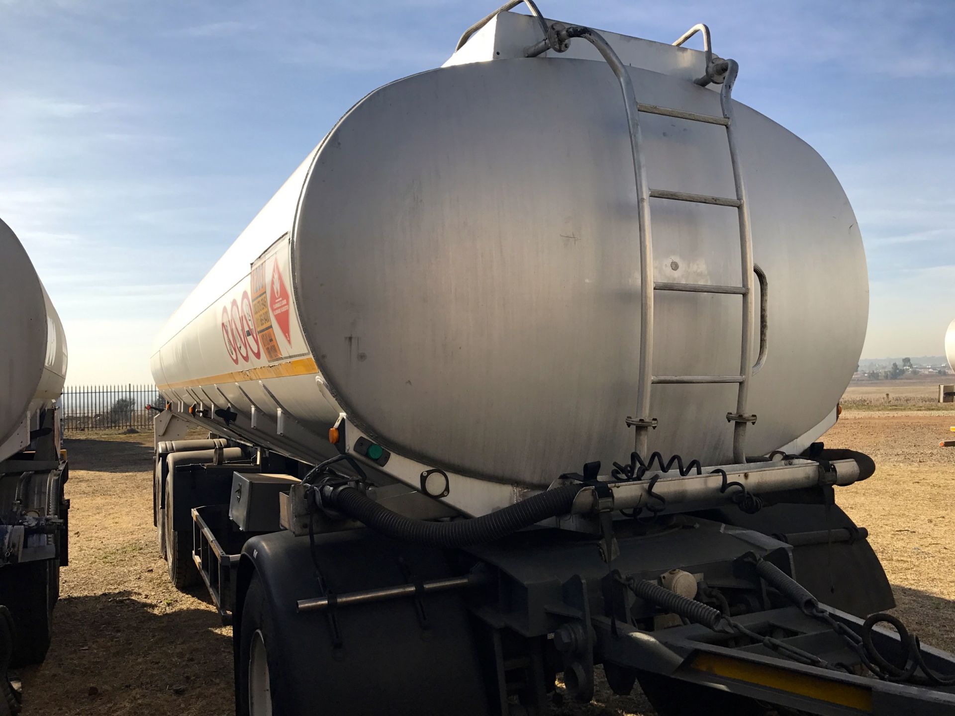 2005 TTM TRI-AXLE D/BAR ALUMINIUM FUEL TANKER TRAILER - (SYP494GP)