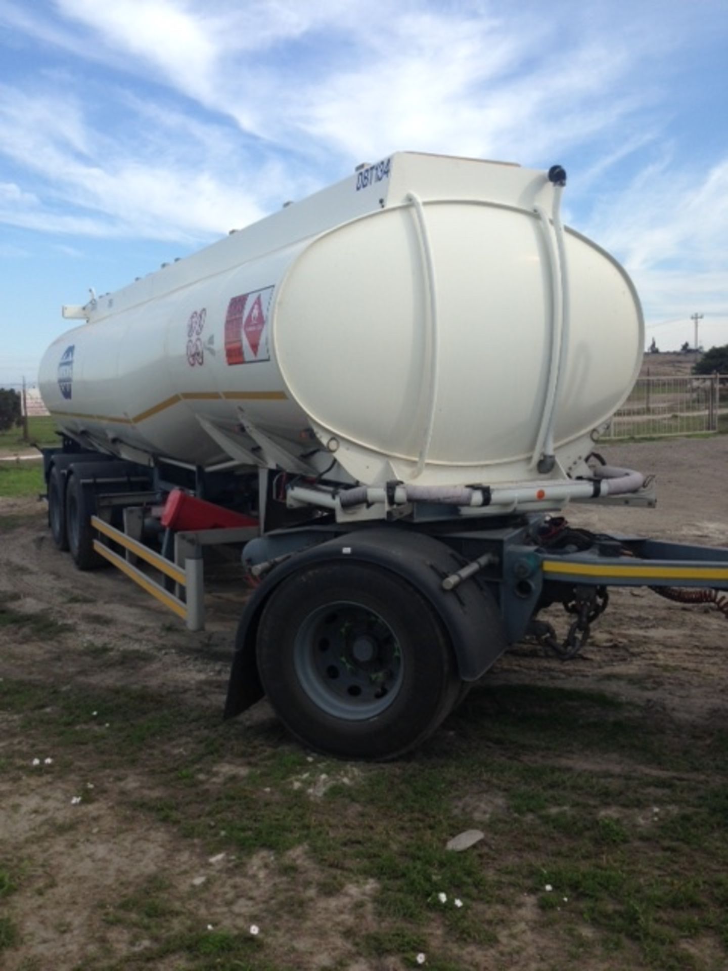 2010 GRW TRI-AXLE D/BAR ALUMINIUM FUEL TANKER TRAILER - (FJH615EC)